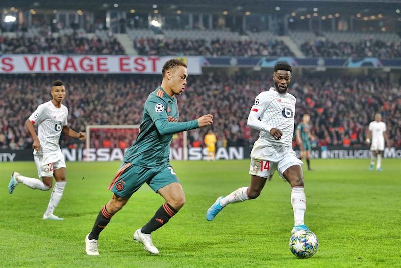 ep sergino dest conduce la pelota durante el lille-ajax de la liga de campeones