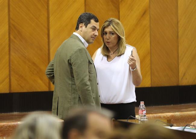 Susana Díaz y Juanma Moreno conversan en el salón de plenos del Parlamento | EUROPA PRESS ep susana diazjuanma moreno conversansalonplenosparlamento