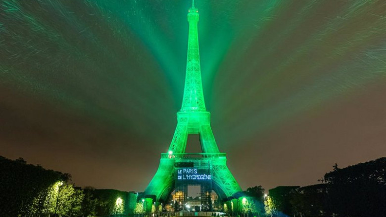 Torre Eiffel iluminada de verde. | TOYOTA ep torre eiffel iluminada de verde
