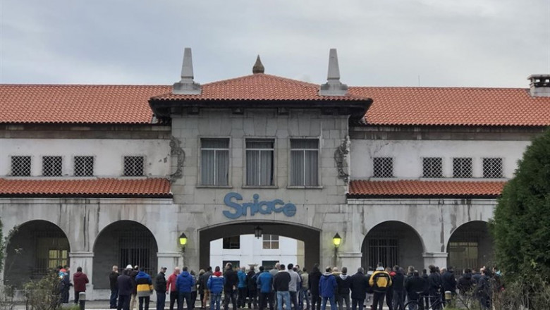 Trabajadores de Sniace se concentran en la fábrica | EUROPA PRESS - Archivo ep trabajadoressniaceconcentranla fabrica