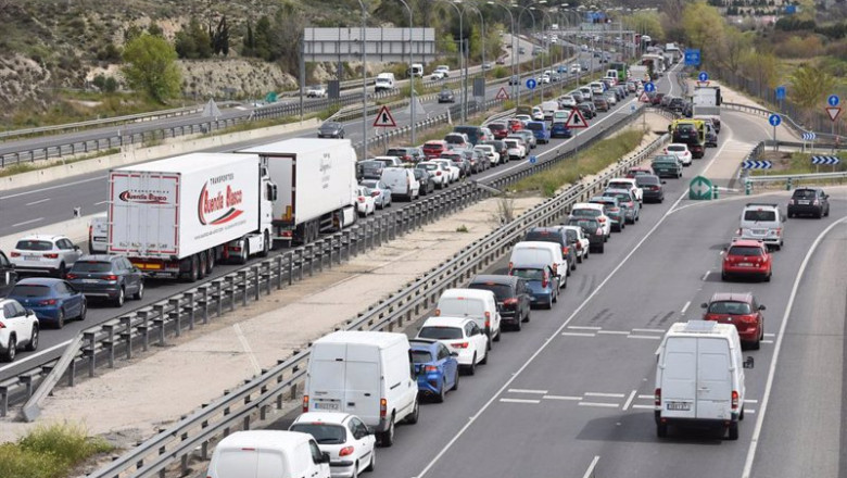 Tráfico en la A-3 a la altura de Rivas, el día en que arranca la operación salida de Semana Santa 2022, a 8 de abril de 2022, en Madrid (España). Hoy empieza la operación salida de Semana Santa 2022, un año en el que vuelven a salir las procesiones, que f | Gustavo Valiente - Europa Press ep trafico en la a 3 a la altura de rivas el dia en que arranca la operacion salida de semana santa