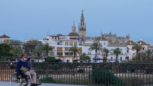 ep un ciudadano en silla de ruedas por el puente de triana casi desertico a los 40 dias de estado de