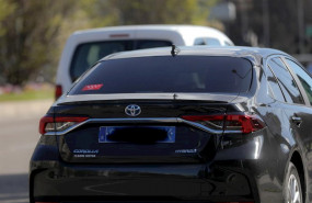 ep un coche vtc circula por una calle de madrid