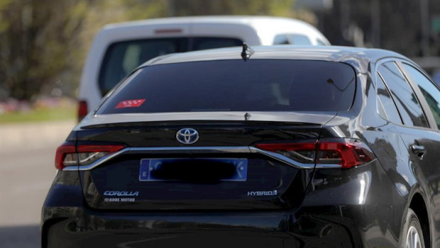 ep un coche vtc circula por una calle de madrid