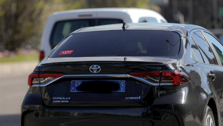 ep un coche vtc circula por una calle de madrid
