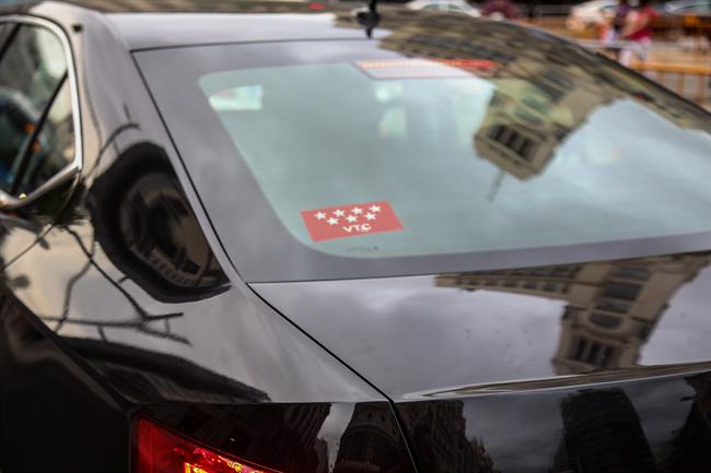 Un cotxe amb llicència VTC -Uber o Cabify- circula per Madrid | RICARDO RUBIO/EUROPA PRESS - Archivo ep un cotxe amb llicncia vtc -ubercabify- circula per madrid
