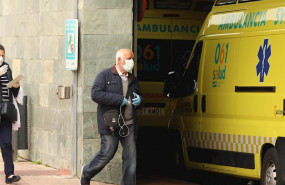 ep un hombre con mascarilla entra en el hospital universitario miguel servet durante el estado de