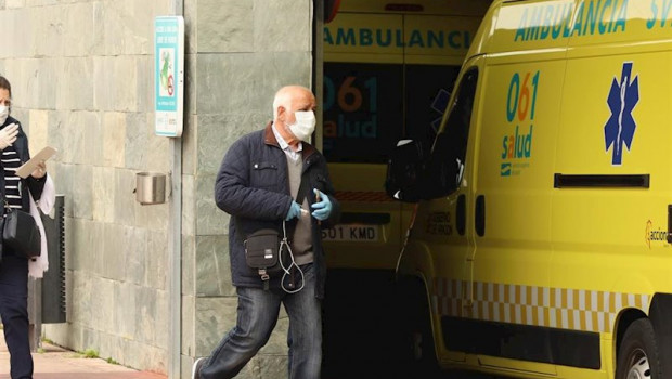 ep un hombre con mascarilla entra en el hospital universitario miguel servet durante el estado de