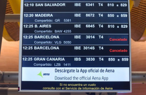 ep un panel informativo muestra dos vuelos cancelados en la zona de salidasterminal 4 del aeropuerto