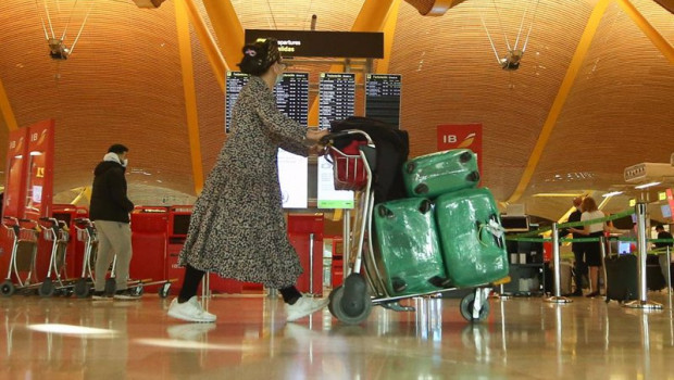 ep una mujer camina con varias maletas en un carro en la terminal t4 del aeropuerto adolfo suarez