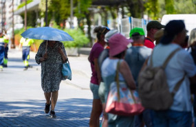 ep una mujer con una sombrilla junto a un grupo de turistas a 28 de mayo de 2025 en sevilla
