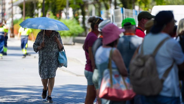 ep una mujer con una sombrilla junto a un grupo de turistas a 28 de mayo de 2025 en sevilla ep una mujer con una sombrilla junto a un grupo de turistas a 28 de mayo de 2025 en sevilla