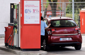 ep una mujer repostando en una gasolinera