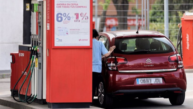 ep una mujer repostando en una gasolinera