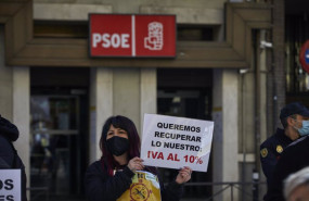 ep una profesional del sector de la peluqueria y estetica se concentra con una pancarta que pide la