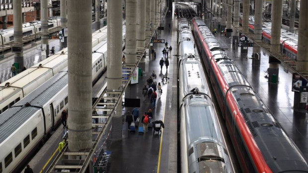 ep varios viajeros durante la operacion salida por el puente de mayo en la estacion de atocha