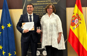 imagen de carlos olmedo director general de alfa f con el premio recibido