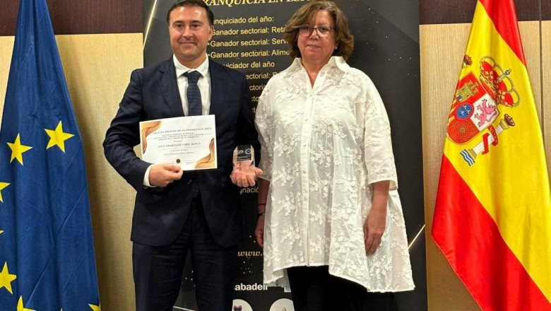 imagen de carlos olmedo director general de alfa f con el premio recibido