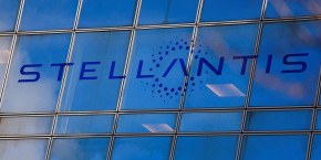 le logo de stellantis trone sur le batiment de l entreprise a poissy 