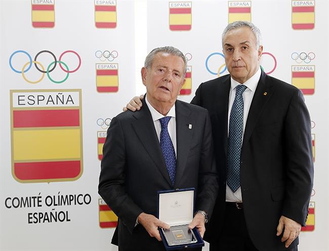Alejandro Blanco entrega la insignia del COE al Conde de Godó | NACHO CASARES/COE ep alejandro blanco entregainsigniacoecondegodo