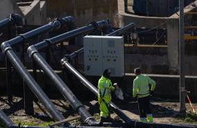 ep archivo   dos trabajadores en la estacion de depuracion de aguas residuales edar