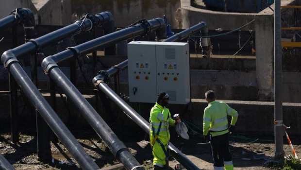 ep archivo   dos trabajadores en la estacion de depuracion de aguas residuales edar