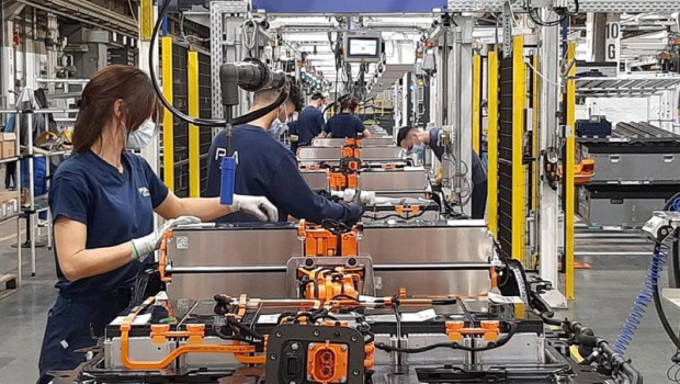 ep archivo   stellantis cae un 38 en la bolsa de milan tras interrumpir sus inversiones en pilas de