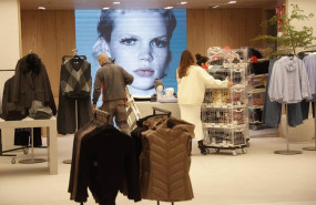 ep archivo trabajadores en una tienda de zara ep archivo trabajadores en una tienda de zara
