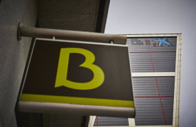 ep archivo   un cartel con el simbolo de bankia delante del logo de caixabank tras su sustitucion