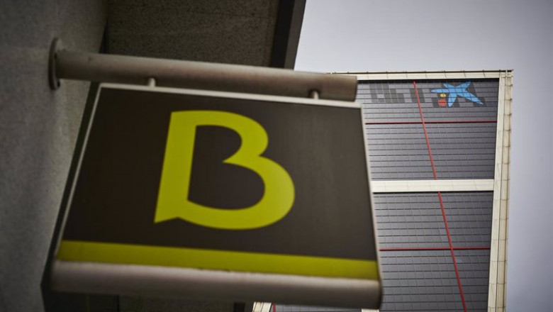 Archivo - Un cartel con el símbolo de Bankia delante del logo de Caixabank tras su sustitución por el de Bankia en las torres Kio, en Madrid (España). | Jesús Hellín - Europa Press - Archivo ep archivo un cartel con el simbolo de bankia delante del logo de caixabank tras su sustitucion