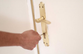 ep archivo   un hombre introduce una llave en la cerradura de su nueva vivienda