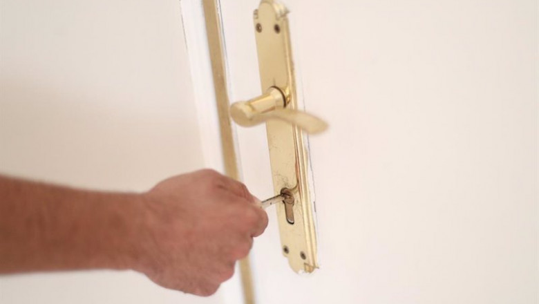 Archivo - Un hombre introduce una llave en la cerradura de su nueva vivienda | Eduardo Parra - Europa Press - Archivo ep archivo un hombre introduce una llave en la cerradura de su nueva vivienda