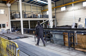 ep archivo   un hombre trabaja en una empresa industrial de hierros