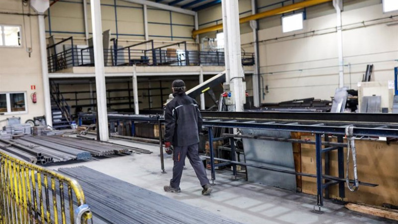 ep archivo un hombre trabaja en una empresa industrial de hierros ep archivo un hombre trabaja en una empresa industrial de hierros