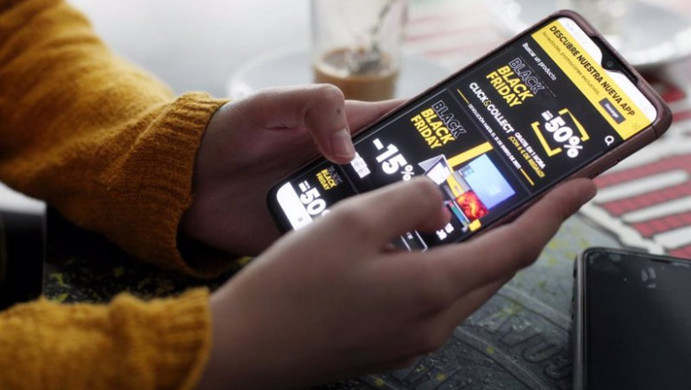 Una joven consulta las ofertas de Black Friday. | Eduardo Parra - Europa Press - Archivo ep archivo una joven consulta las ofertas de black friday de un comercio en su movil en madrid