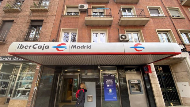 ep archivo   una mujer entra en un una oficina de ibercaja en madrid