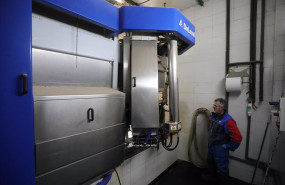 ep archivo una operario controla la maquinaria de recogida de leche en las instalaciones de la ep archivo una operario controla la maquinaria de recogida de leche en las instalaciones de la