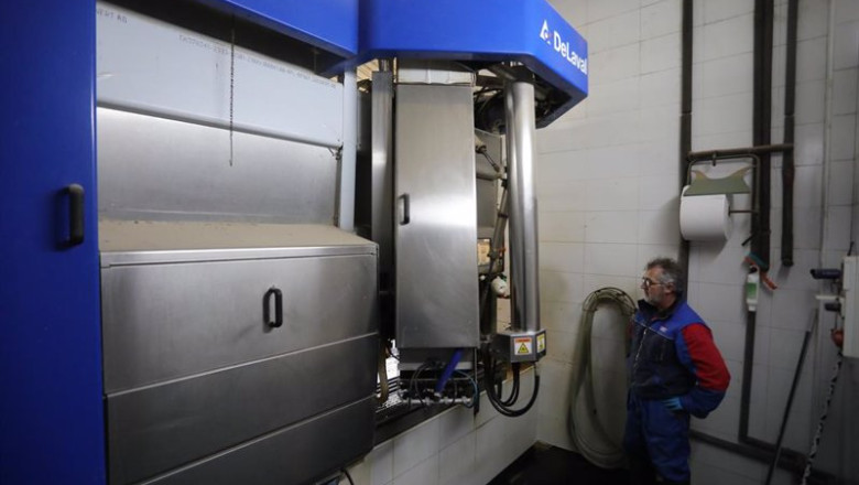 ep archivo una operario controla la maquinaria de recogida de leche en las instalaciones de la ep archivo una operario controla la maquinaria de recogida de leche en las instalaciones de la