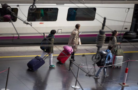 ep archivo   varias personas esperan a un tren en un anden con motivo de la segunda fase de la