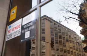 ep archivo   varios carteles de se vende piso en un portal