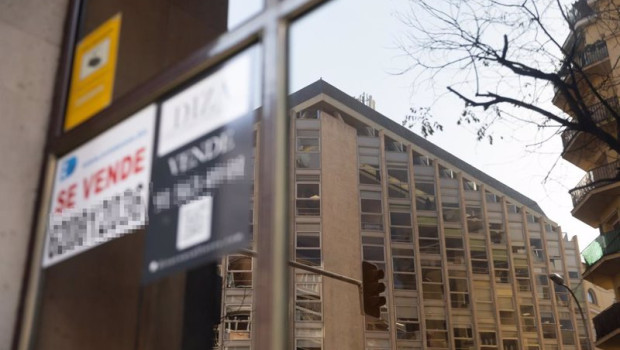 ep archivo   varios carteles de se vende piso en un portal