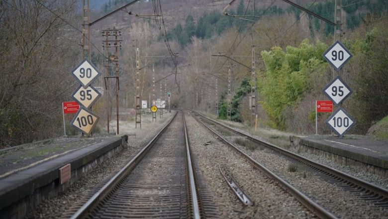 Archivo - Vías de tren en País Vasco (España). | Iñaki Berasaluce - Europa Press - Archivo ep archivo vias de tren en pais vasco espana