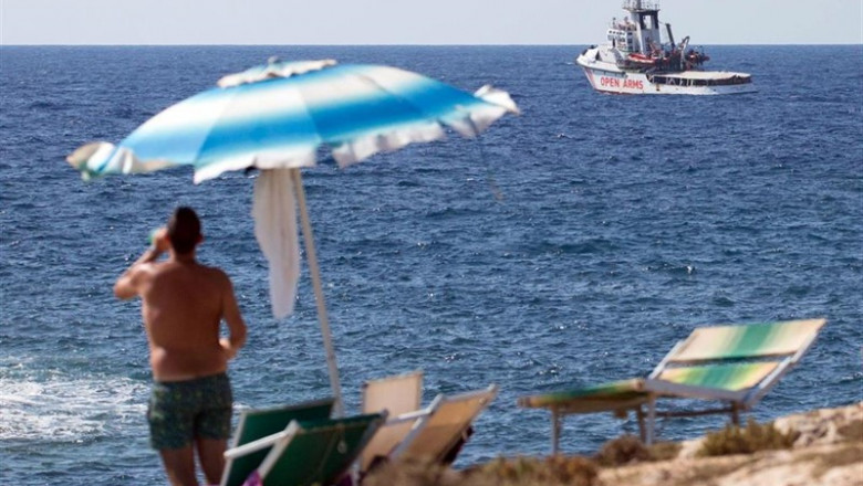 El barco español Open Arms, frente a la costa de la isla italiana de Lampedusa. | Friedrich Bungert/SeaWatch/dpa ep barco espanol open arms frentela costala isla italianalampedusa