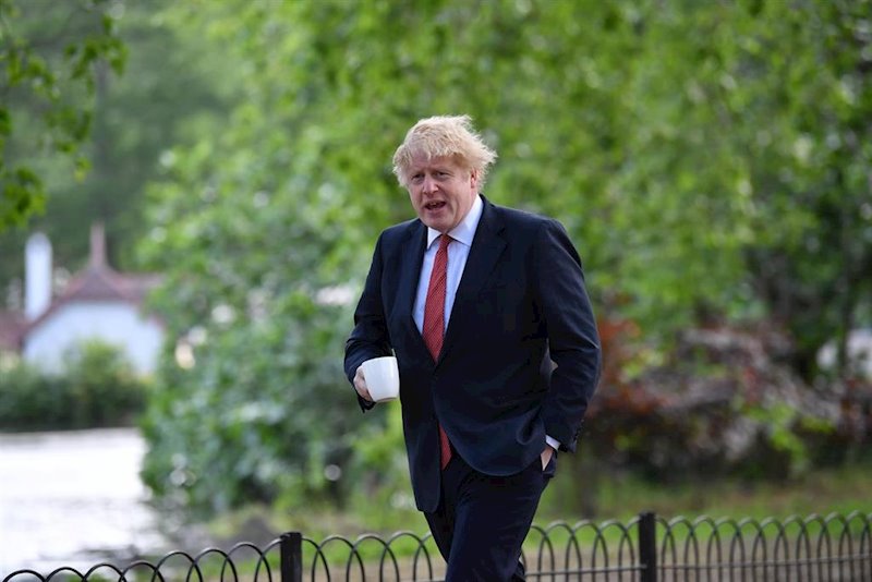 Boris Johnson idea un plan de test masivos para residencias, hospitales y fabricas