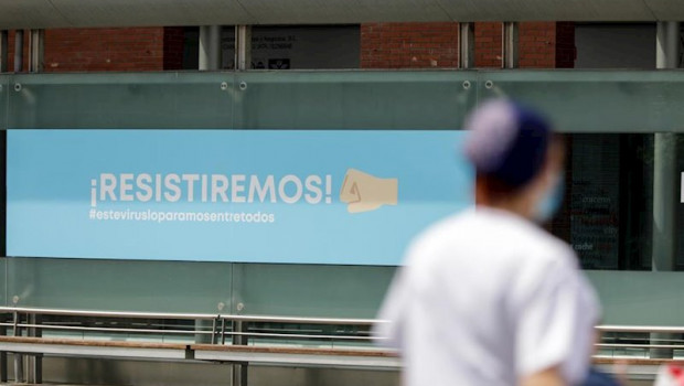 ep cartel en el que se lee resistiremos en el exterior del hospital de campana de ifema en madrid