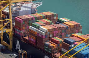 ep contenedores de mercancias en el puerto de barcelona