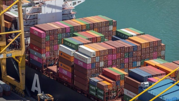 ep contenedores de mercancias en el puerto de barcelona