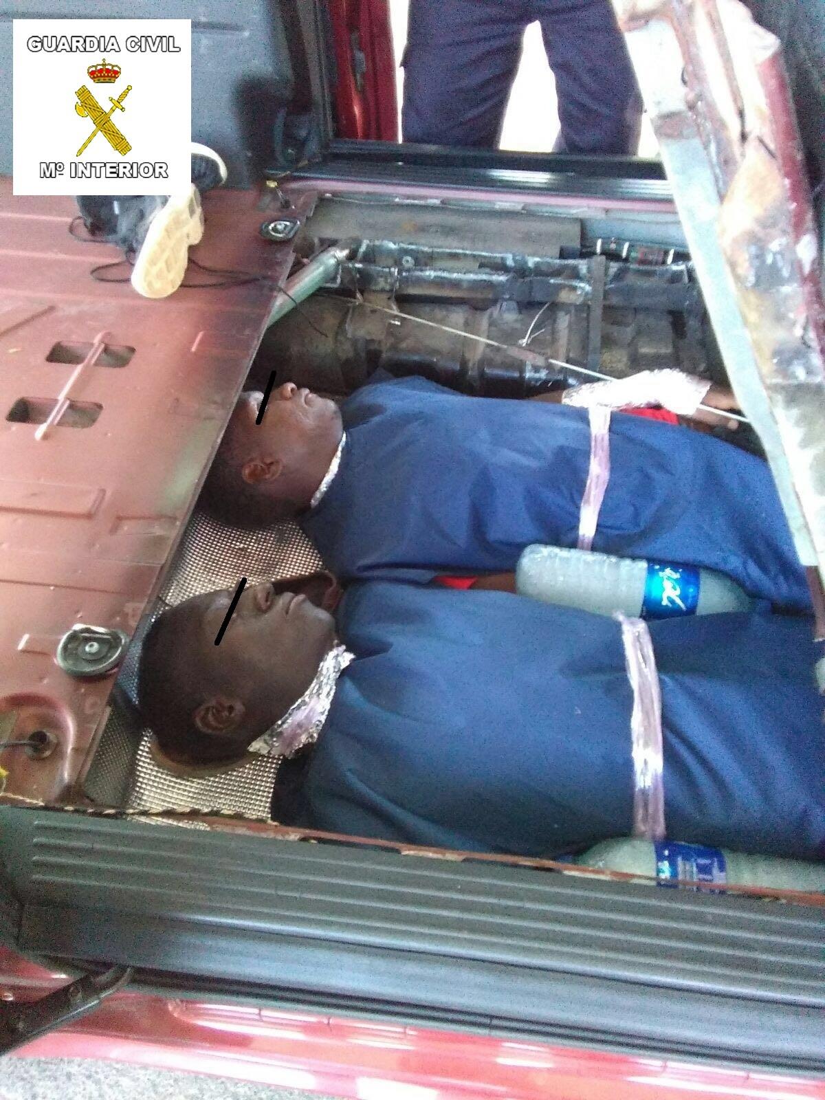 Doble fondo localizado bajo el vehículo. | GUARDIA CIVIL ep doble fondo localizado bajovehiculo