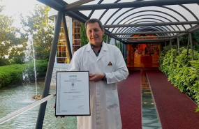 ep el director de compras del grupo fuertes constantino sanchez muestra la certificacion une 15896