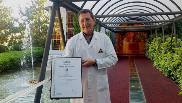 ep el director de compras del grupo fuertes constantino sanchez muestra la certificacion une 15896